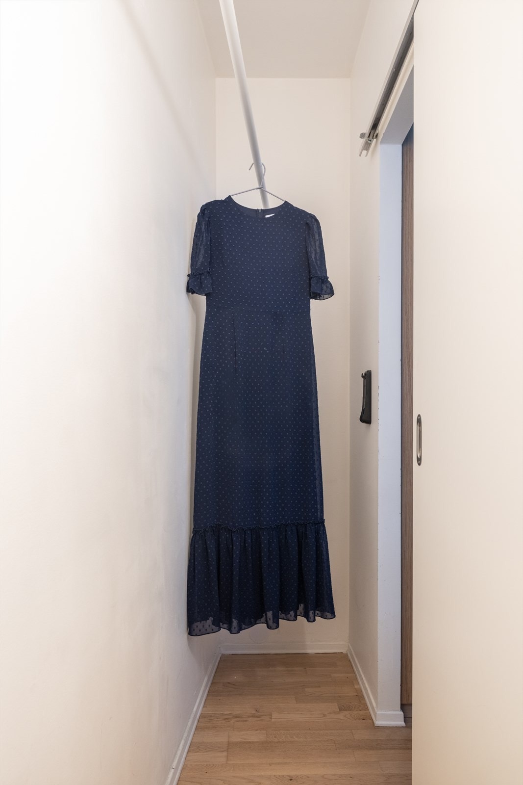 Innvendig bod på hele 3 kvm - perfekt til oppbevaring av klær og annet du vil ha lett tilgjengelig. Galleribilde