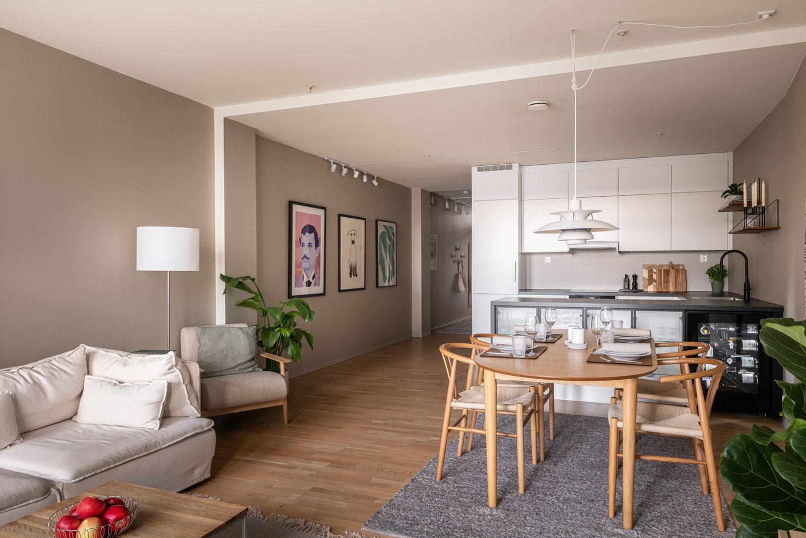 Her får du en luftig og delikat leilighet med romslig planløsning og en imponerende takhøyde på hele 2,67 meter - noe som gir en ekstra følelse av luft og rom. Galleribilde