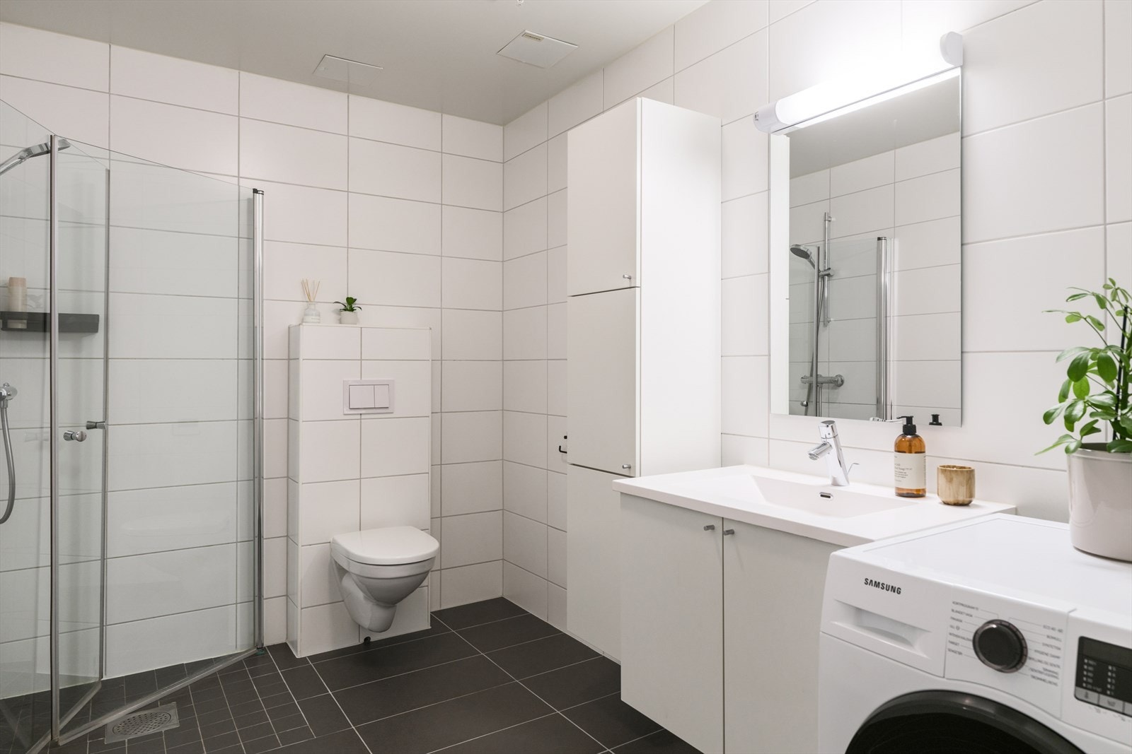 Moderne og romslig baderom fra 2011 med opplegg for vaskemaskin. Galleribilde