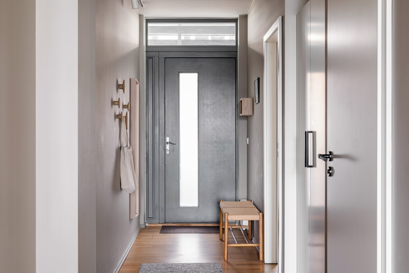 Lys og innbydende entré med god plass til yttertøy og sko - et hyggelig førsteinntrykk av boligen. Galleribilde
