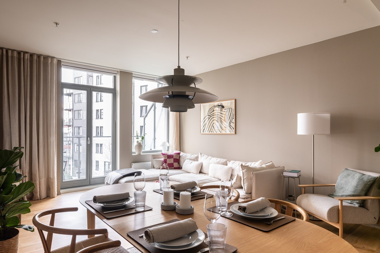 Det er naturlig plass til stort spisebord mellom stue og kjøkken. Galleribilde