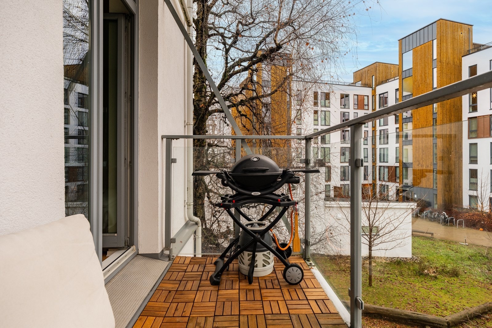 Balkongen er det perfekte stedet for rolige morgenstunder eller avslappende kvelder. Galleribilde