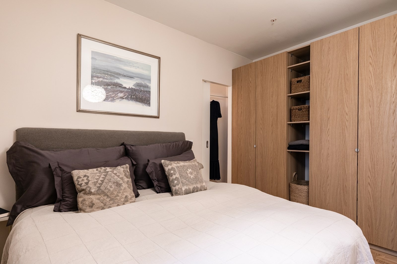 Lyst og lunt soverom malt i delikate farger, med store vindusflater som gir naturlig lys og en lun atmosfære. Galleribilde