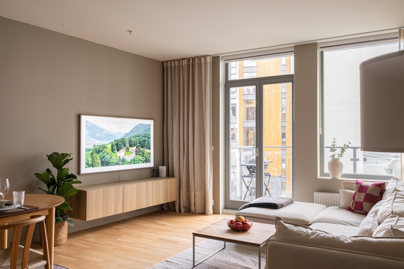 Stuen er romslig å enkel å innredet etter eget ønske med god plass til sofa, sofabord og tv-benk. Galleribilde