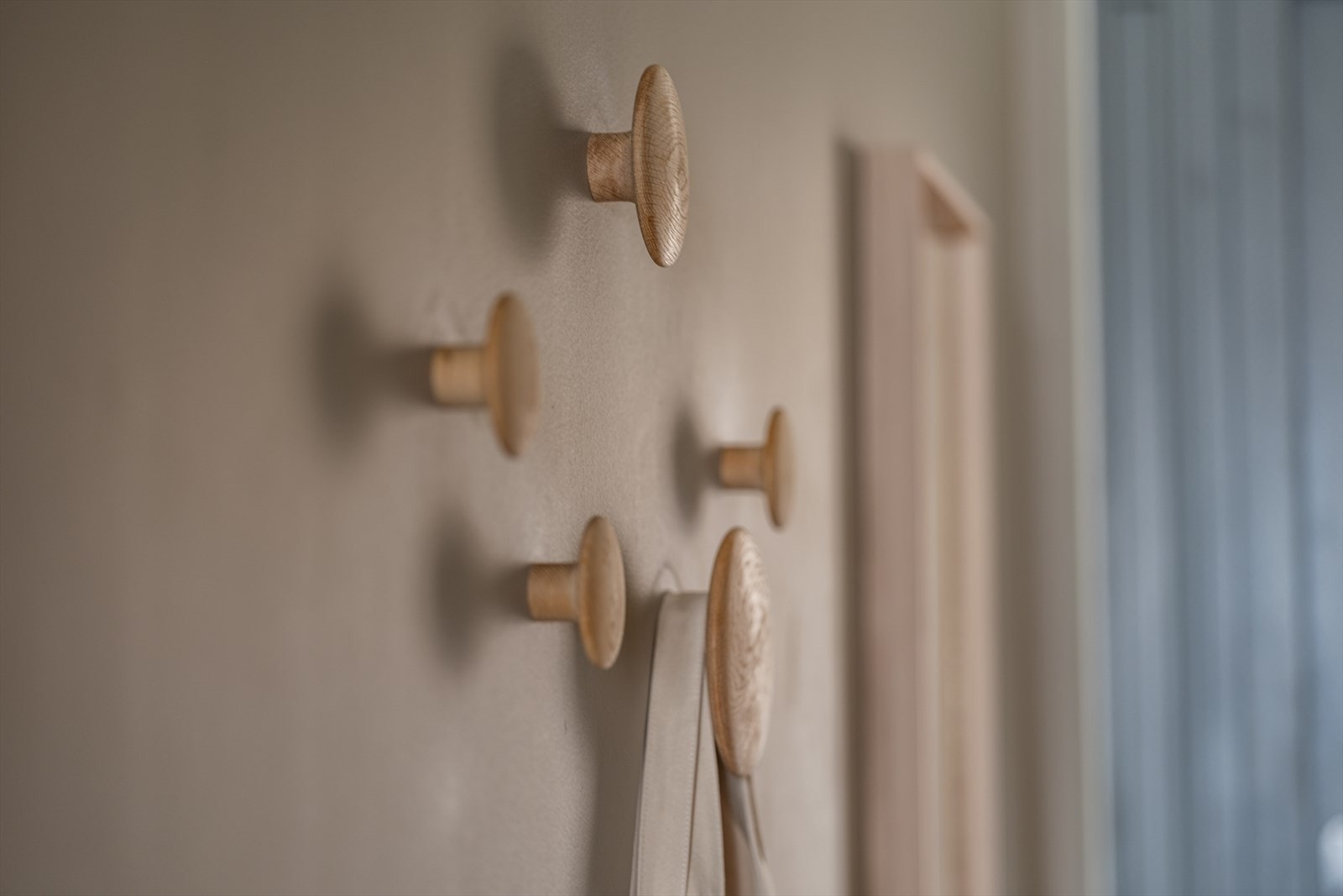 Gangen består av dekorative knagger i heltre eik. Galleribilde