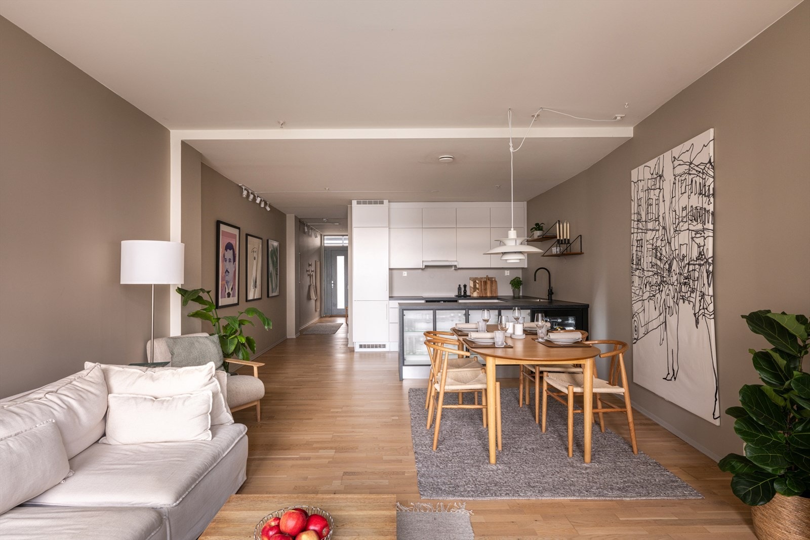 Her får du en åpen og innbydende planløsning med naturlig flyt mellom stue, spiseplass og kjøkken. Galleribilde