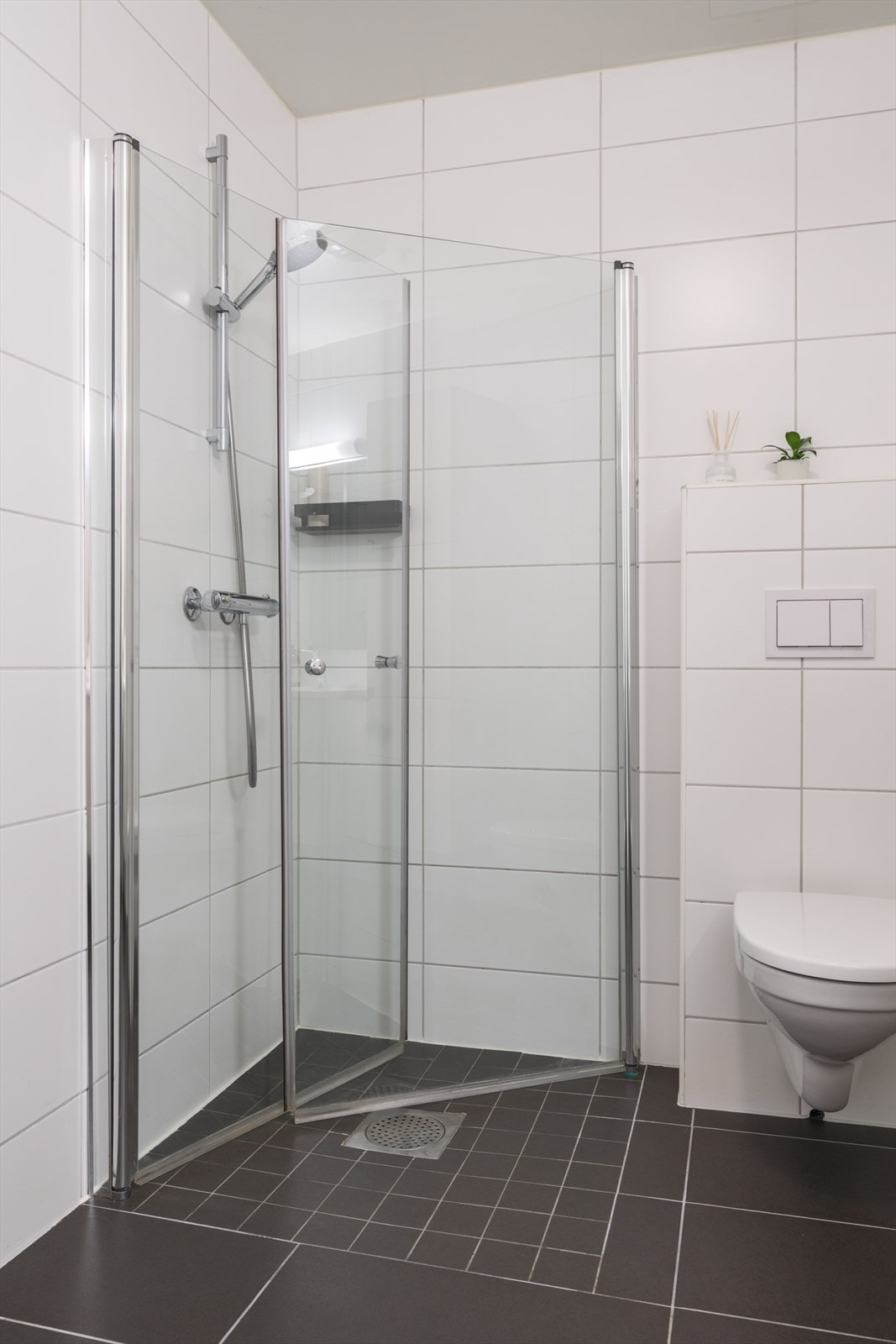 Dusjhjørne med innfellbare glassdører. Galleribilde