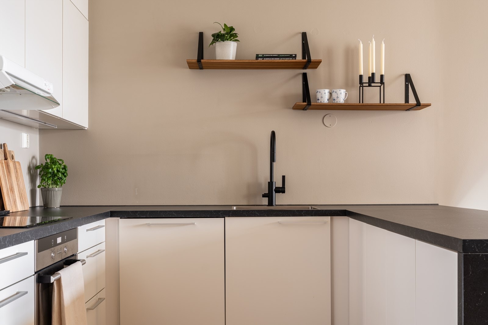 Kjøkkenet har rikelig med skap- og benkeplass, for både oppbevaring og matlagning. Galleribilde