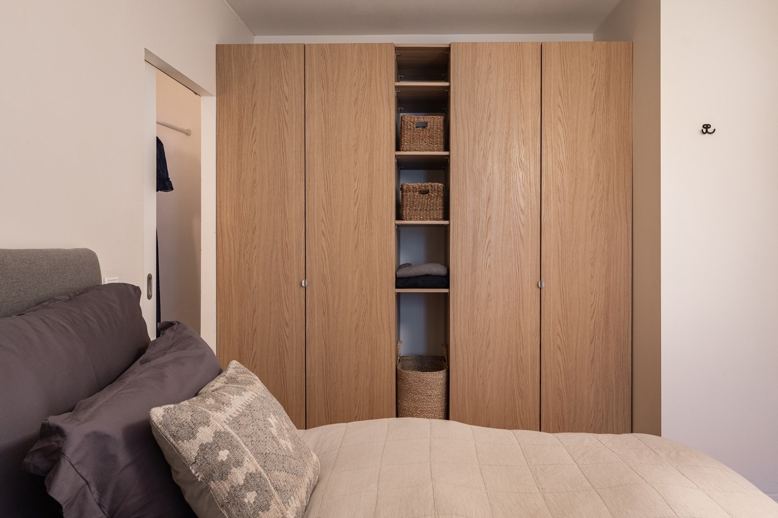 Smart garderobeløsning med integrerte hyller og skap - praktisk og stilrent. Galleribilde