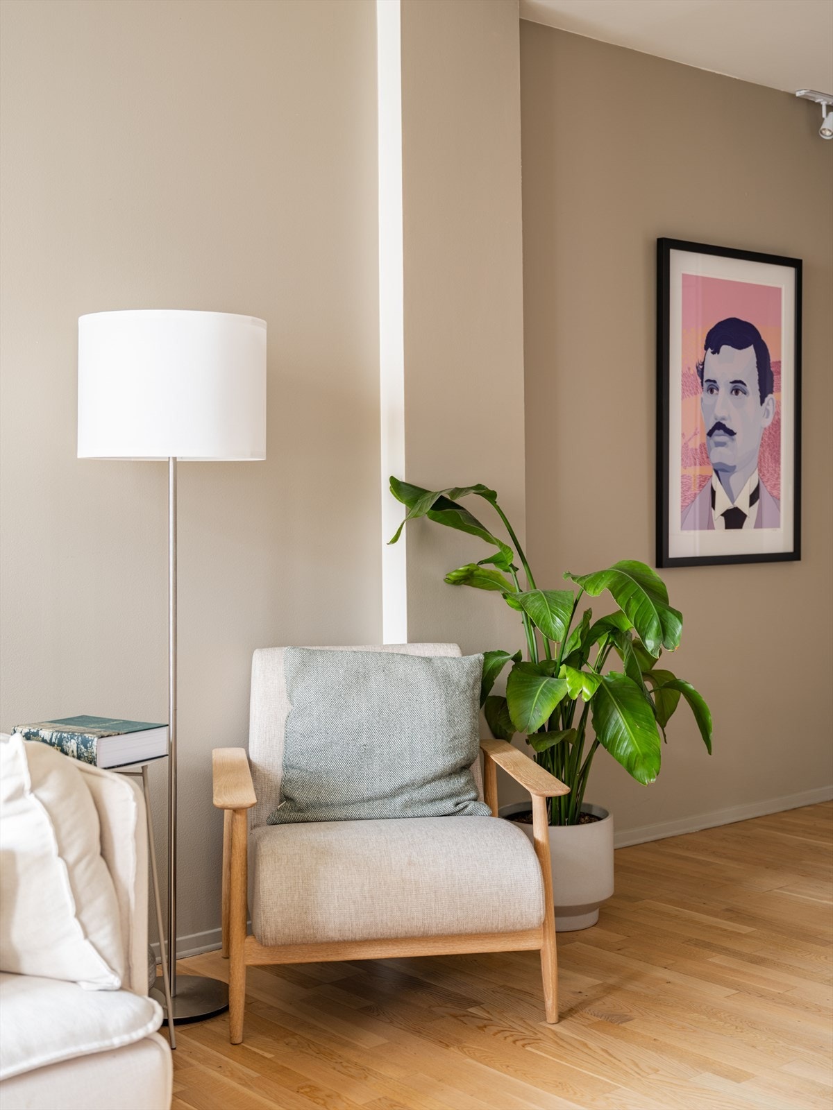 Leiligheten er malt i delikate farger med flott parkettgulv. Galleribilde