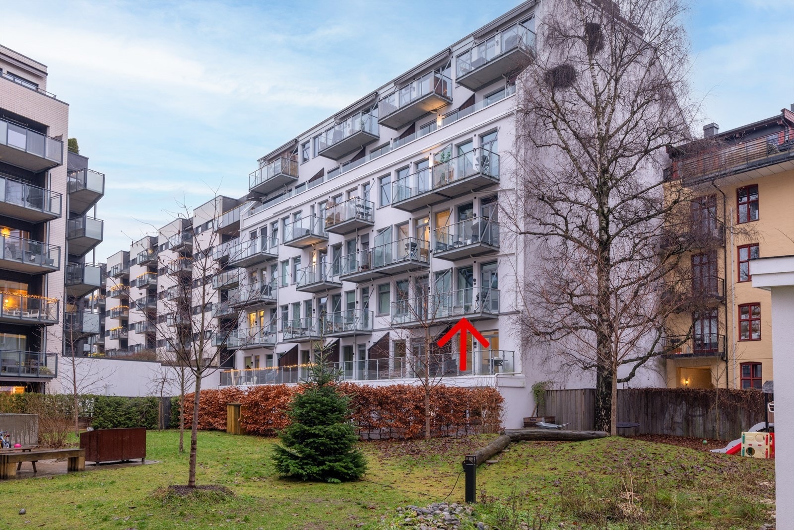 Leiligheten ligger fint til i byggets 2. etasje. Se pil for markering av leilighetens beliggenhet. Legg også merke til at bygget har en U-etg med boliger så det oppleves som en 3-etg fra balkongen. Galleribilde