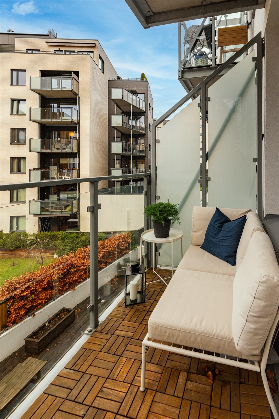 Det er god plass utemøbler, grill, og beplantning. Galleribilde