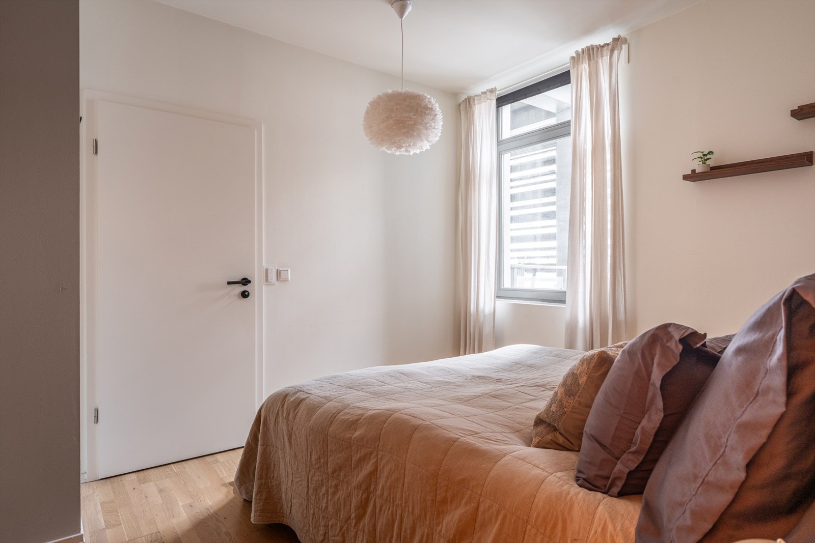 Det er god plass for dobbeltseng med tilhørende nattbord på hver side, i tillegg til garderobeskap. Galleribilde