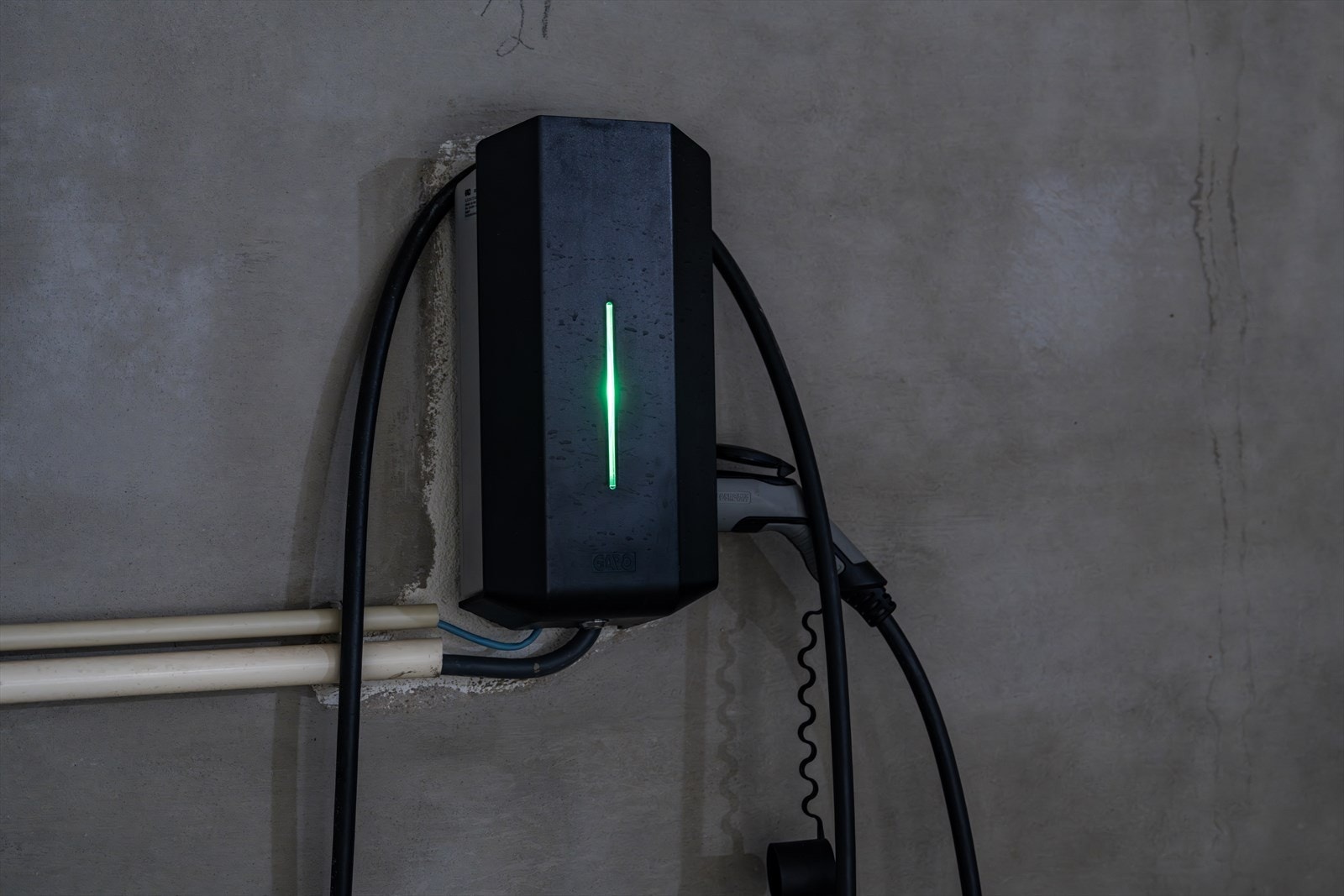 Det er etablert elbillader på parkeringsplassen. Galleribilde