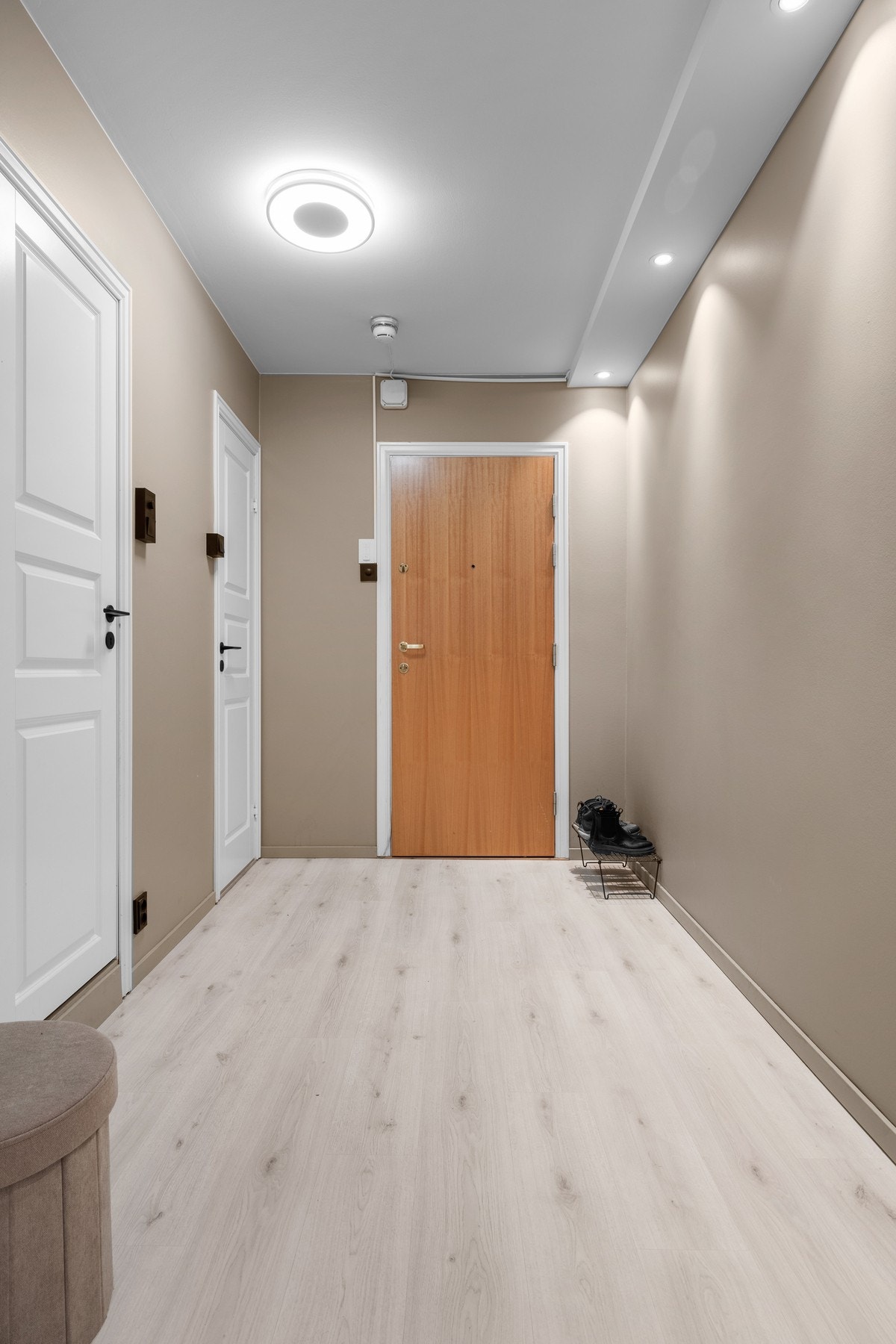 Velkommen hjem til en praktisk entré med god plass til oppbevaring. Galleribilde