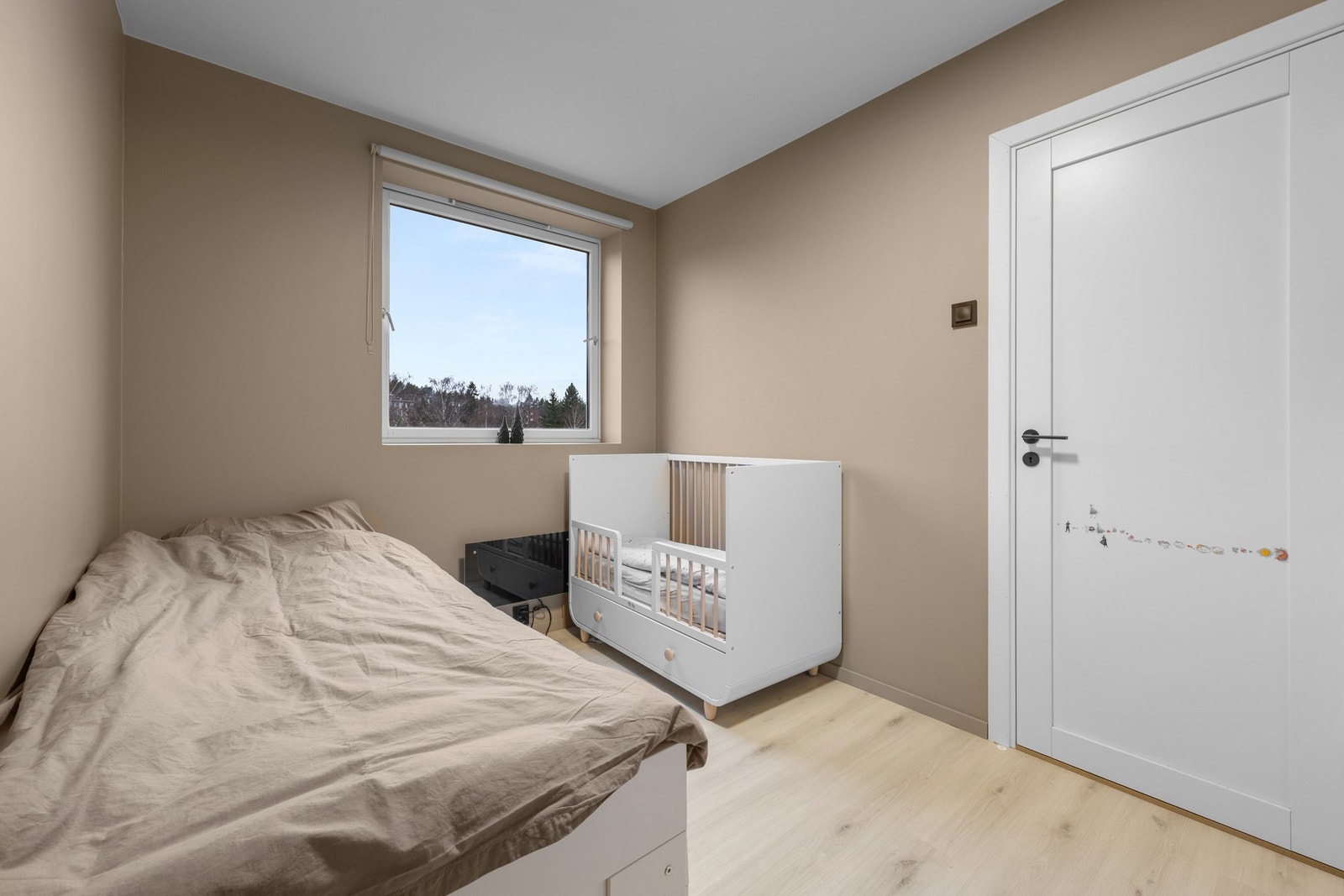 Soverom 2 med god størrelse og naturlig lysinnslipp fra vinduet. Galleribilde