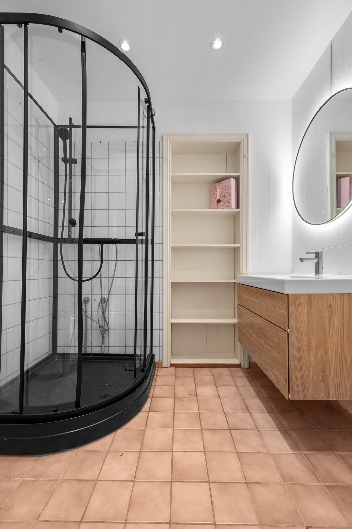 Stilrent bad med god oppbevaringsplass og tidløs innredning. Galleribilde