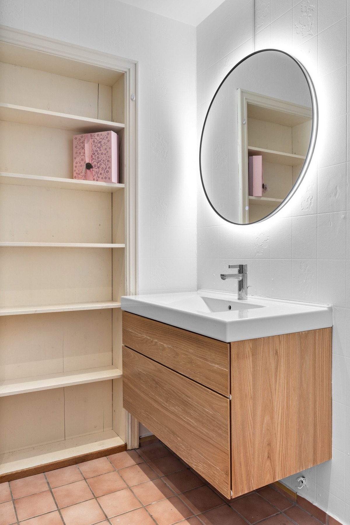 Moderne uttrykk med oppgradert servantområde og innfelt belysning. Galleribilde