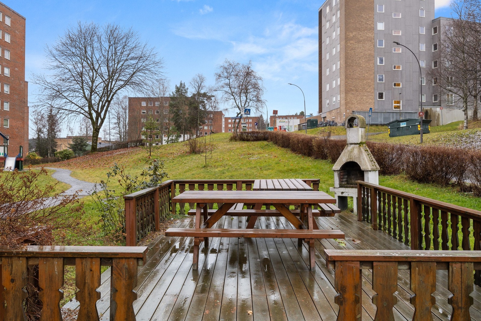 Koselig felles uteområde med sitteplasser, perfekt for sosiale sammenkomster, hyggelige stunder og avkobling i grønne omgivelser. Galleribilde