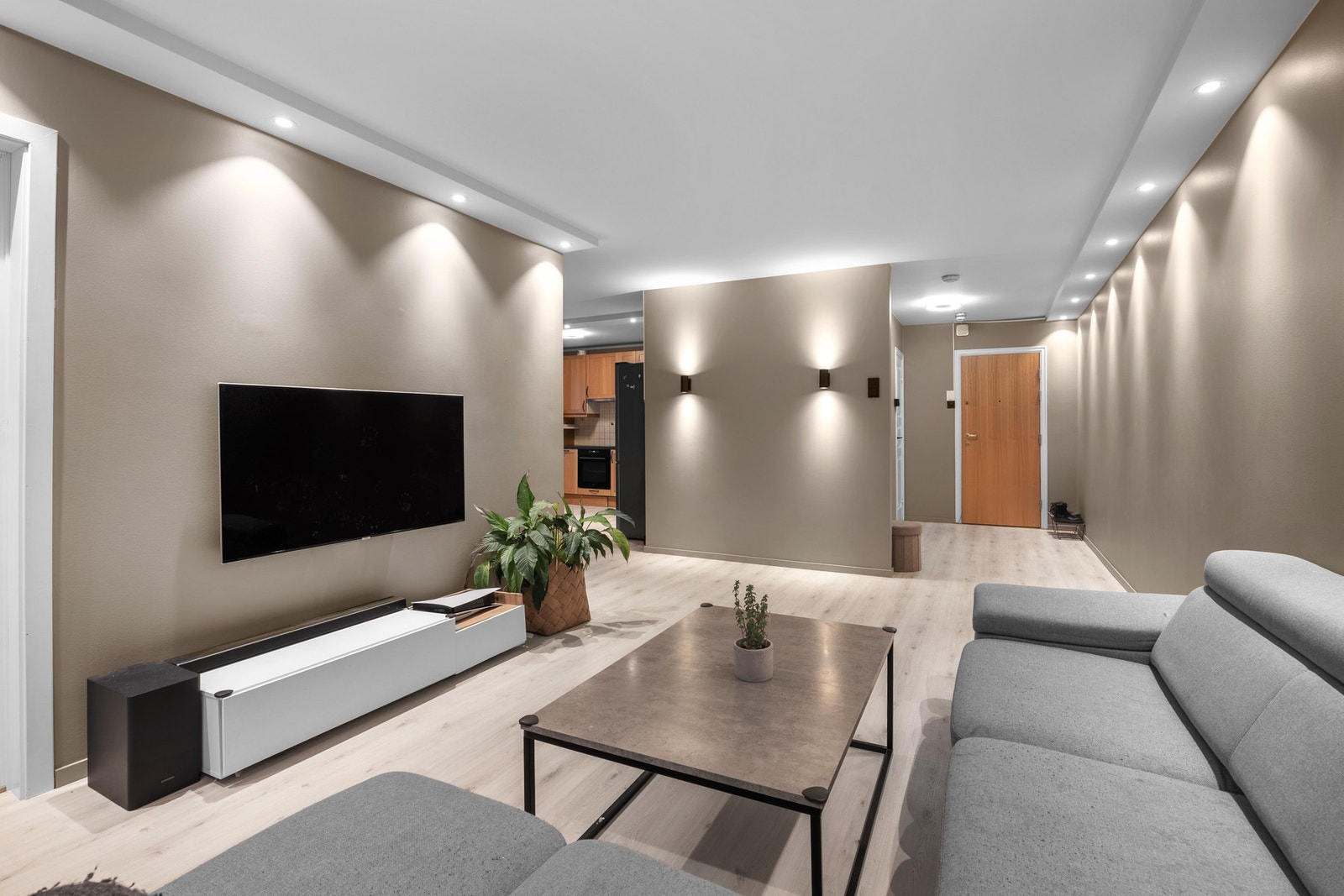 Fra stuen har du fin flyt videre mot kjøkkenet og entréområdet. Galleribilde