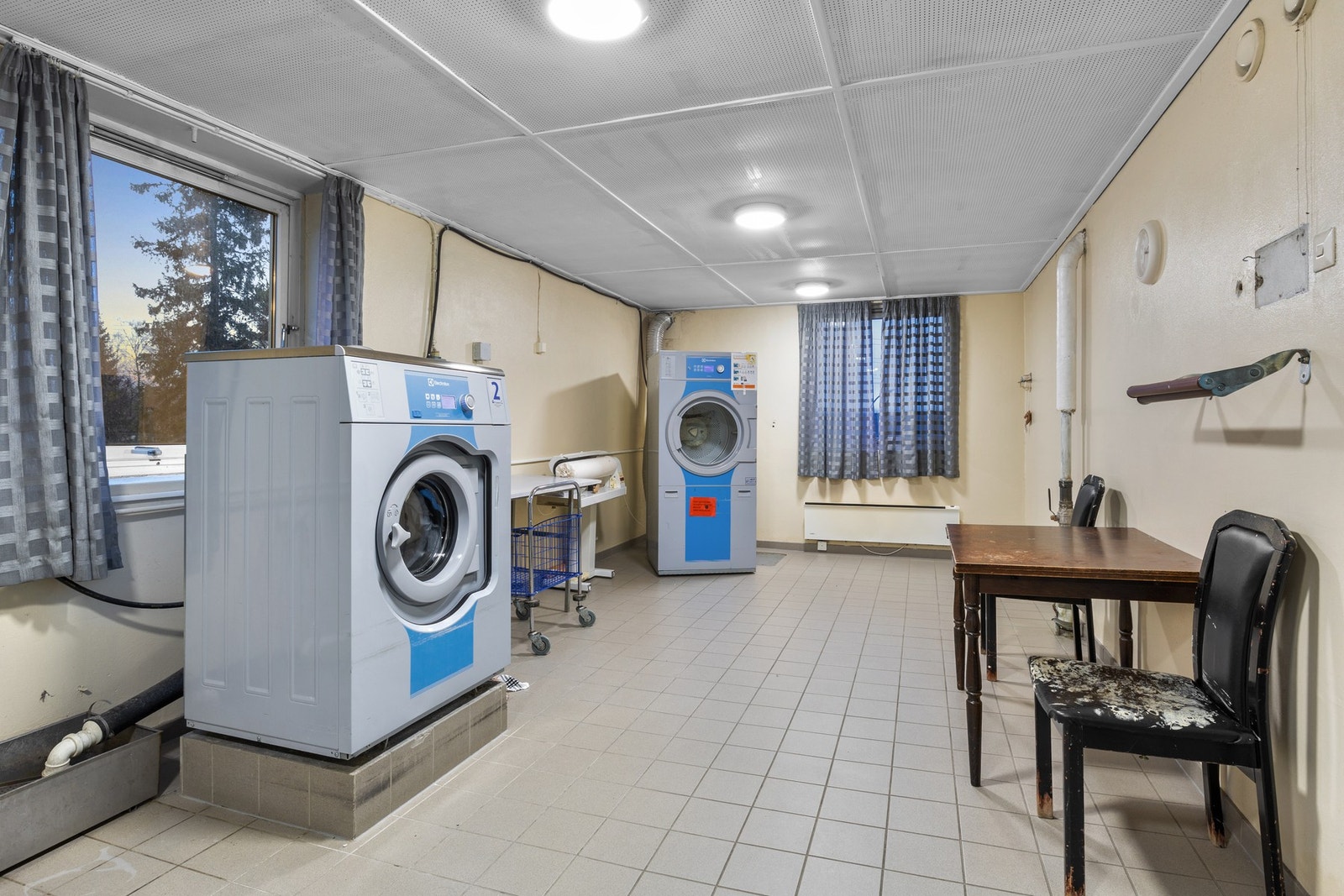 Fellesvaskeri med store maskiner og god kapasitet for beboerne. Galleribilde