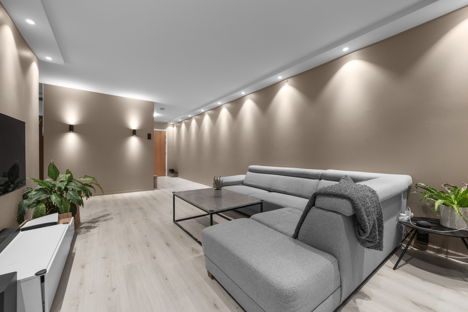 Innbydende stue med behagelige farger og praktisk planløsning. Galleribilde