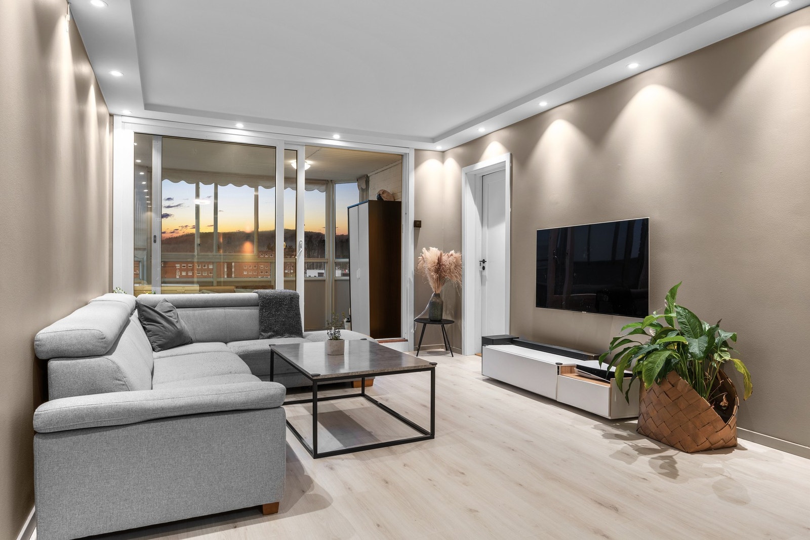 Moderne stue med god plass til både sofagruppe og TV-løsning. Galleribilde