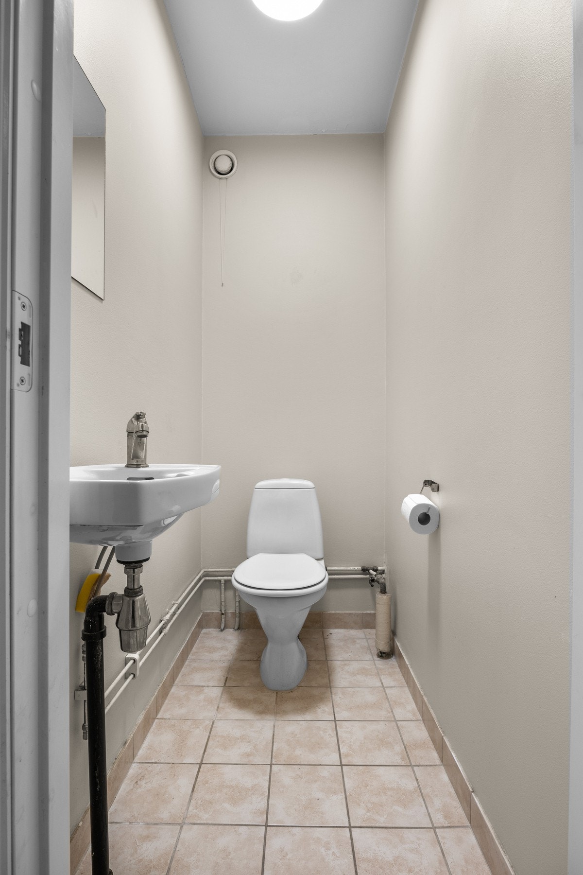 Lyst WC-rom med servant, speil og naturlig ventilasjon. Galleribilde