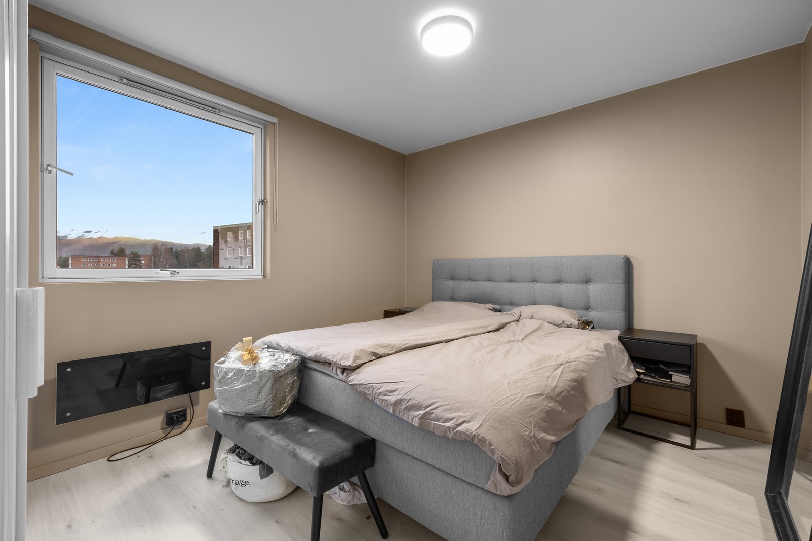 Lyst hovedsoverom med plass til stor seng og gode møbleringsmuligheter. Galleribilde