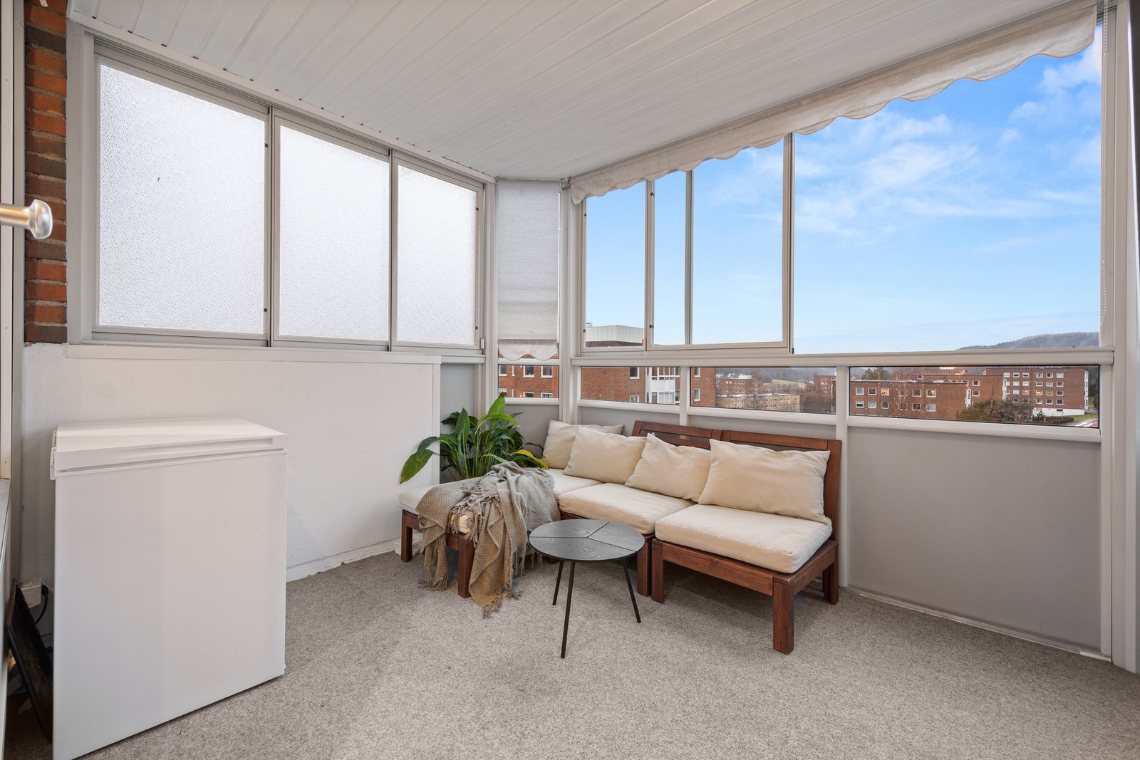 Stor og innglasset balkong på 9 m² - et ekstra oppholdsrom hvor du kan nyte både morgenkaffen og lange sommerkvelder. Galleribilde