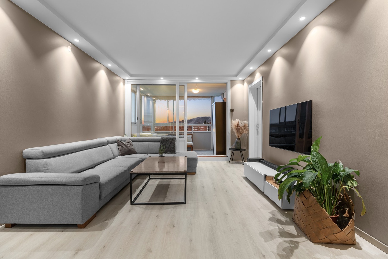 Trivelig stue med flott lysinnslipp og utsikt fra den innglassede balkongen. Galleribilde