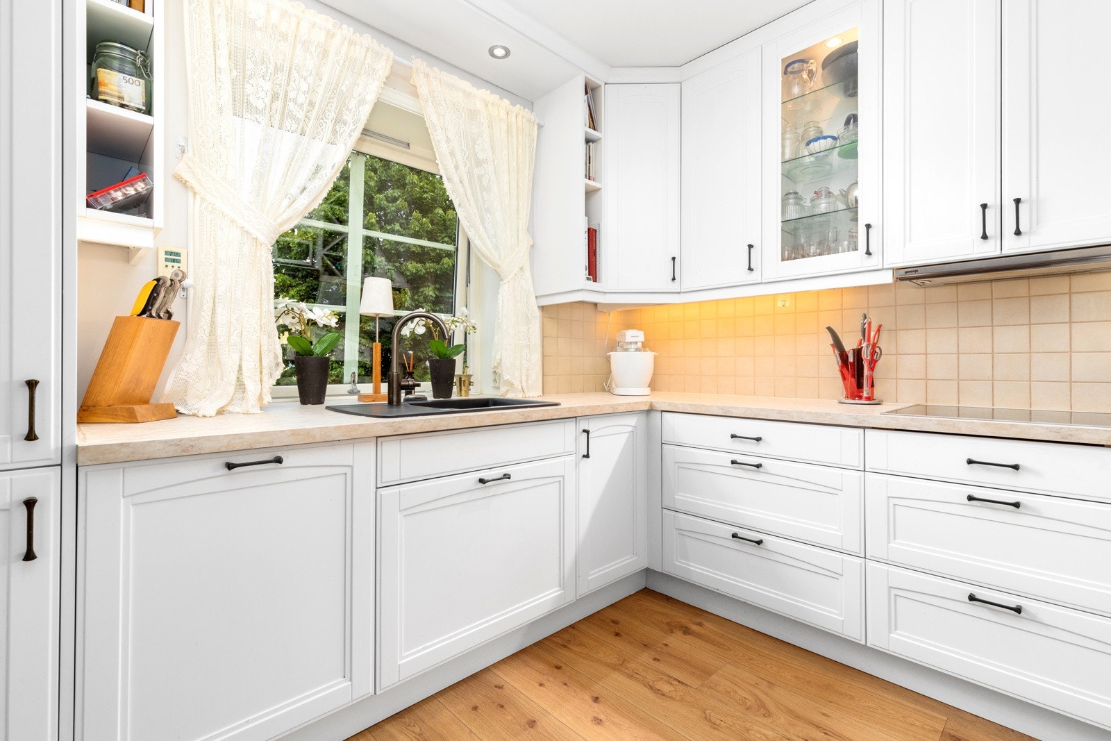 Kjøkkenet er pusset opp i senere tid. Her er det integrerte hvitavarer og fliser over benk. Galleribilde