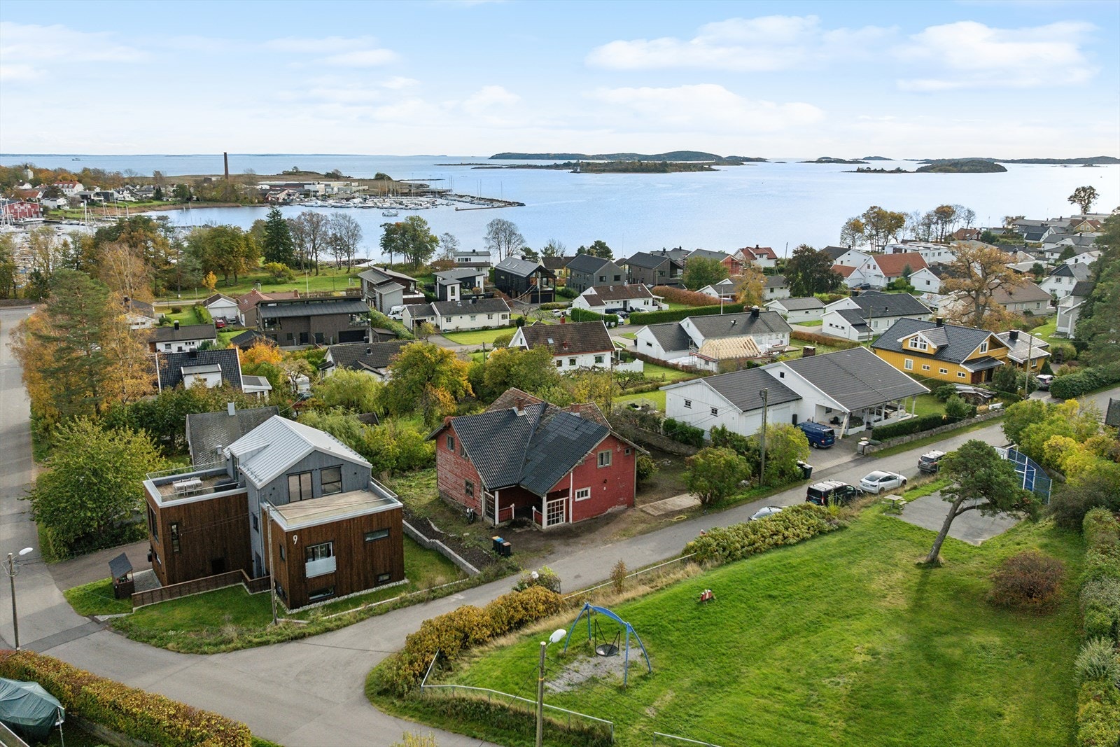 Beliggenheten er i en stille og rolig gate uten gjennomgangstrafikk, med umiddelbar nærhet til badestrand. Galleribilde
