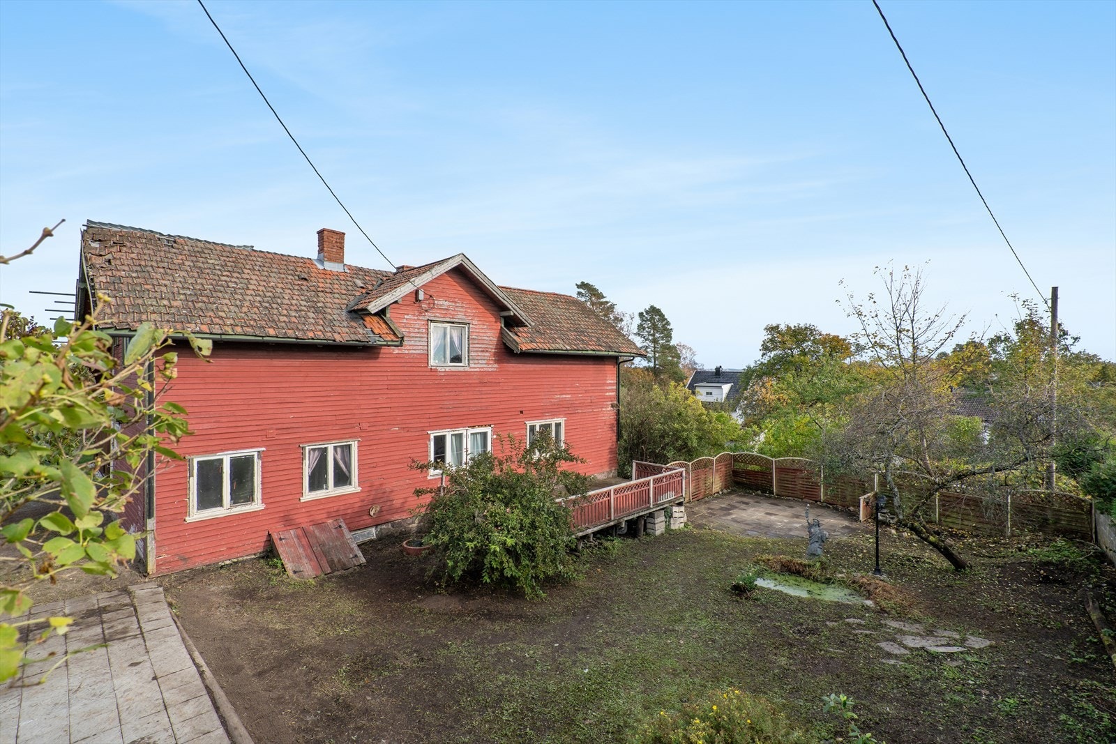 Eiendommen består av en boligtomt med eldre bygningsmasse som er kondemnabel og har stort behov for fullstendig renovering eller riving. Galleribilde
