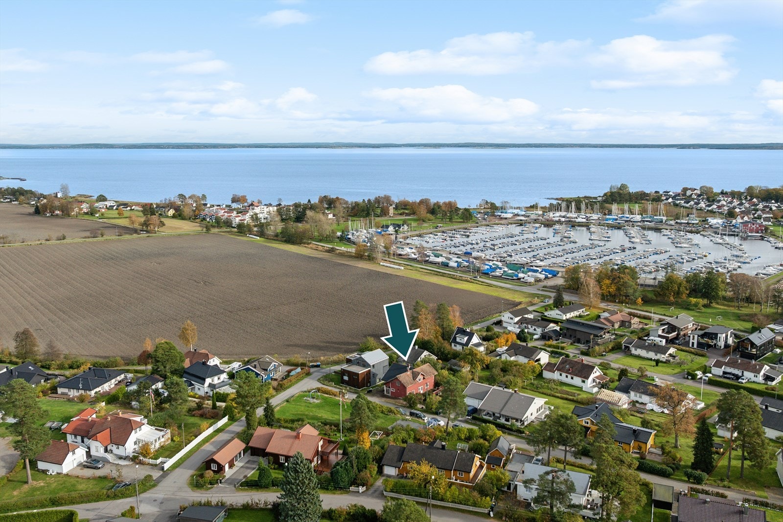 Tomten ligger i et svært attraktivt og solrikt boligområde på Nedre Bogen/Vallø, kun ca. 150 meter fra sjøen og med kort vei til både Vallø og Surka båthavn. Galleribilde