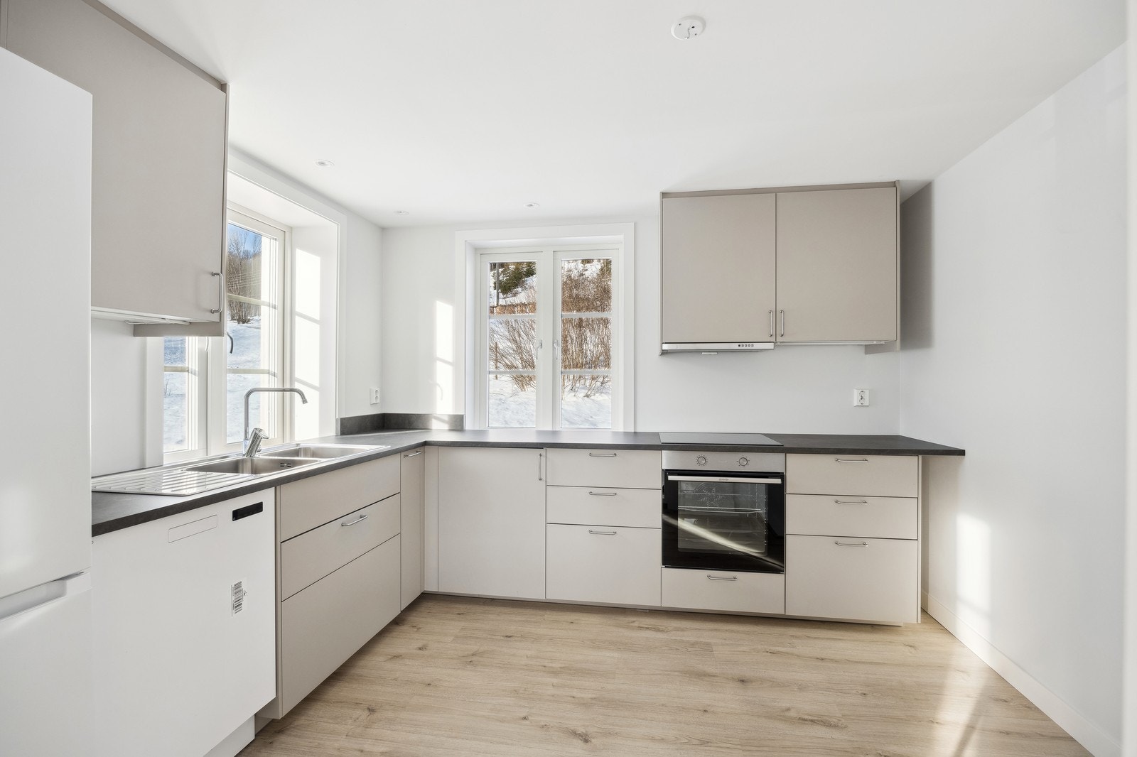 Helt nytt kjøkken med hvitevarer. Det er godt med skap- og benkeplass. Varmekabler i gulv. Galleribilde