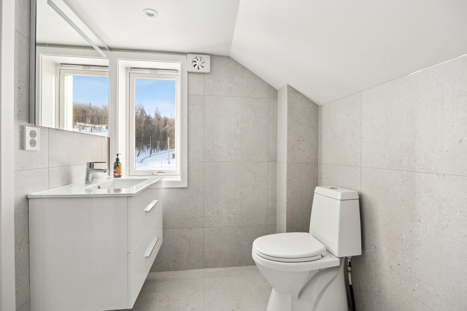 Bad med servant og toalett. Galleribilde