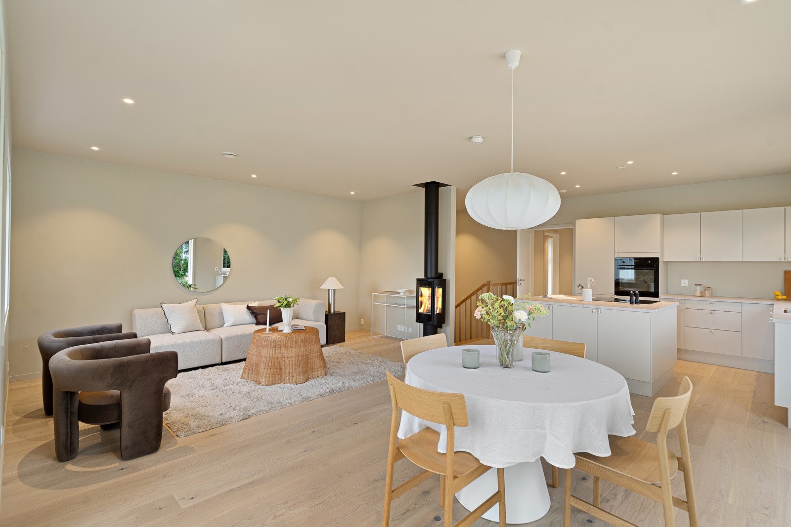 Stuen i 2. etasje er lys og luftig med store vindusflater som slipper inn rikelig med dagslys Galleribilde