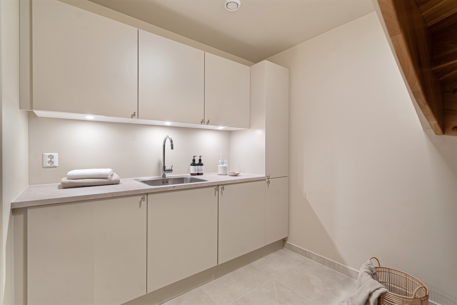 Separat vaskerom med fliser, varmekabler og opplegg for vaskemaskin og tørketrommel. Galleribilde