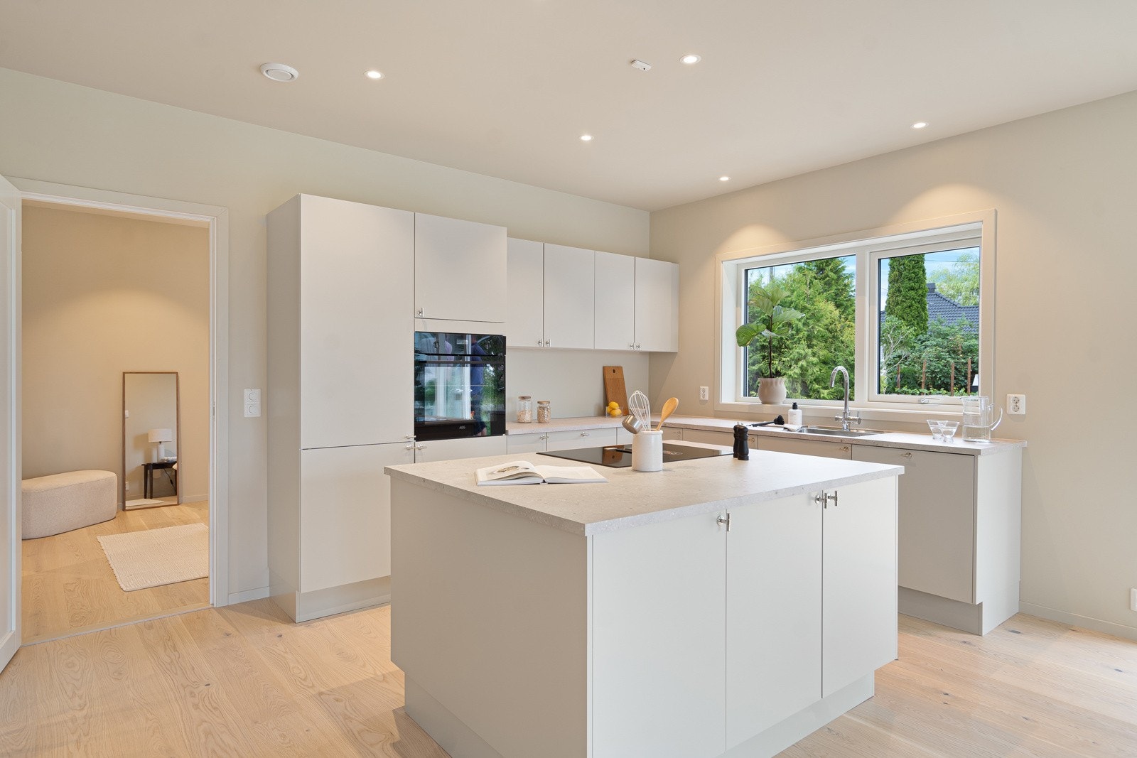 Det er utstyrt med integrerte hvitevarer fra AEG, inkludert stekeovn, induksjonstopp, oppvaskmaskin og kombiskap for kjøl/frys. Ventilatoren er integrert i innredningen for et rent uttrykk. Galleribilde