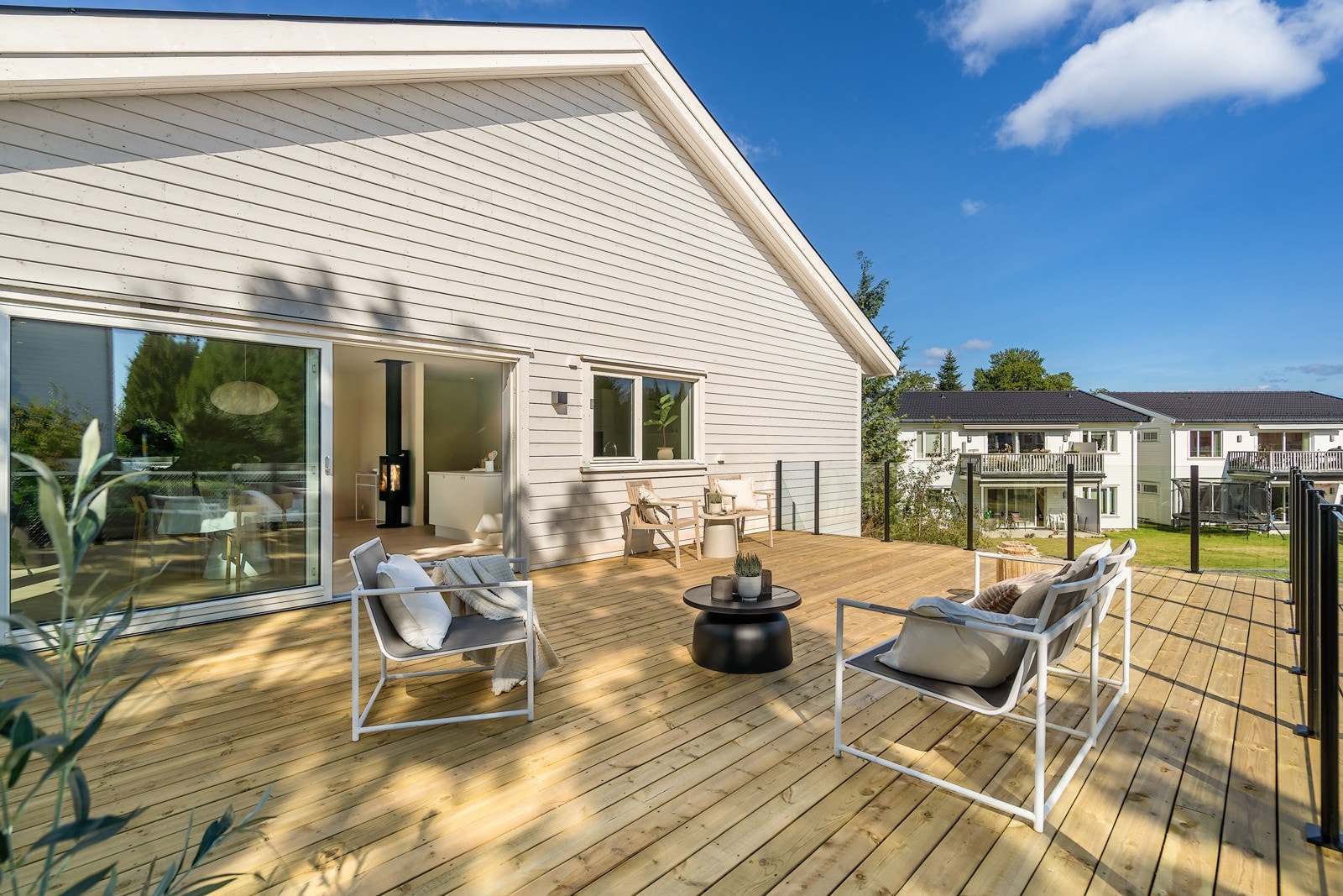 Romslig veranda på ca.45 kvm. Galleribilde