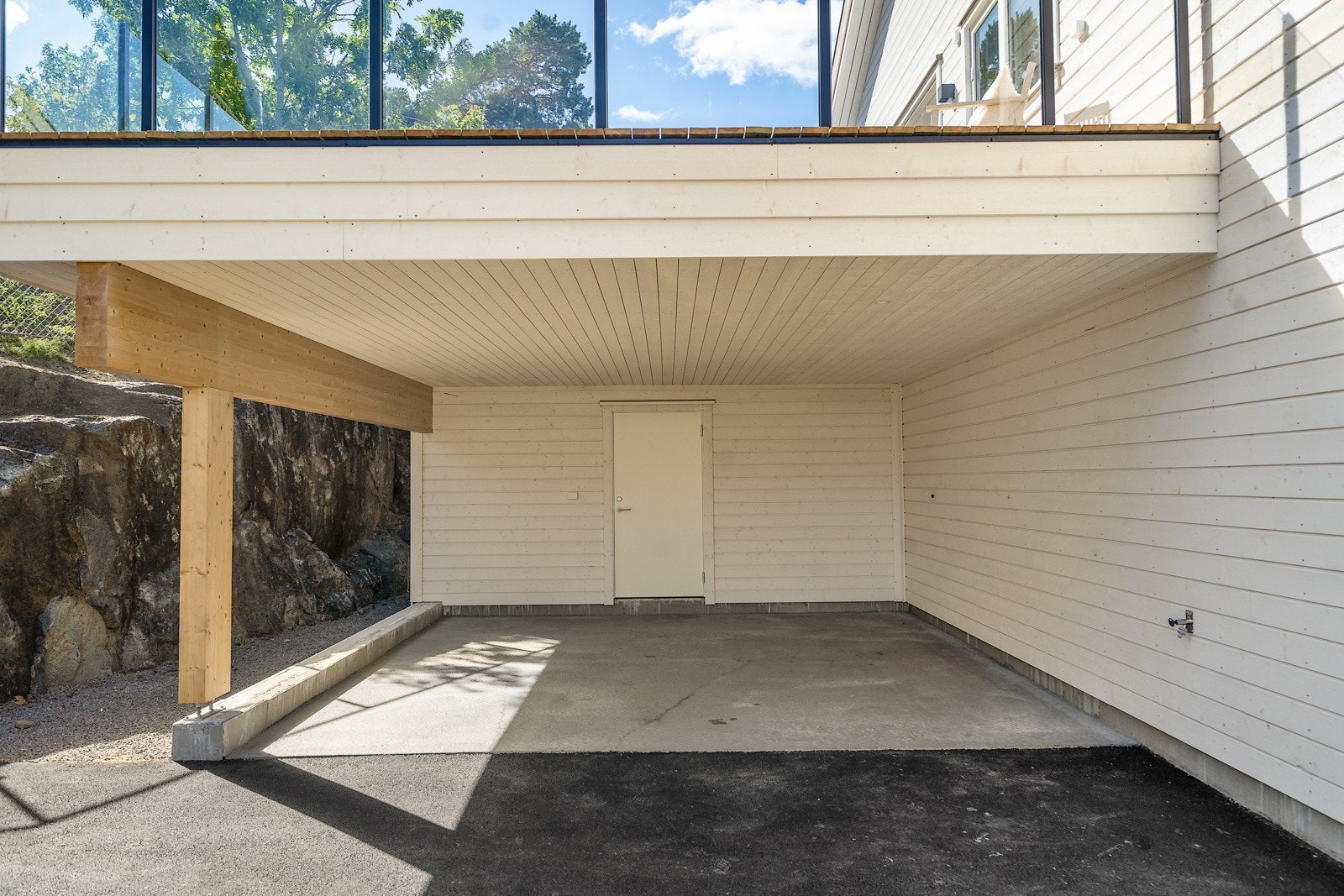 Stor carport med romslig bod på innsiden Galleribilde