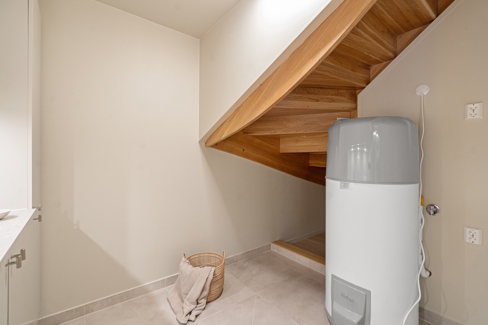 Vaskerommet har god plass til arbeidsbenk og oppbevaring, og er praktisk plassert for enkel bruk i hverdagen. Galleribilde