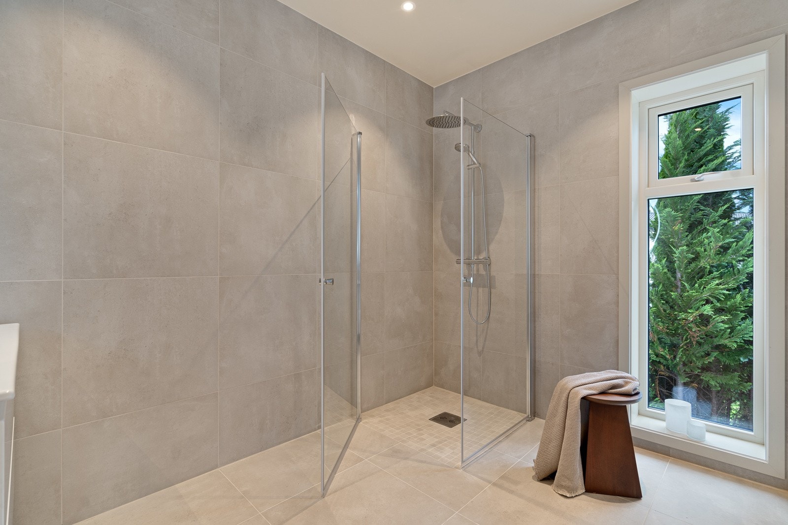 Dusjhjørner med herdede glassdører bidrar til et rent og tidløst preg. Galleribilde