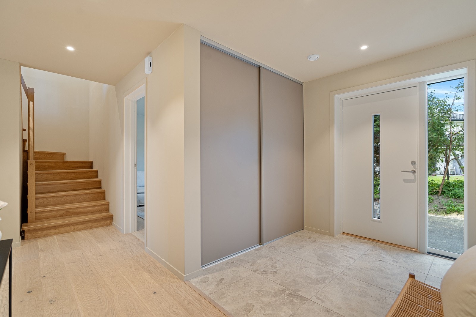 Godt med skapplass i gang. Galleribilde