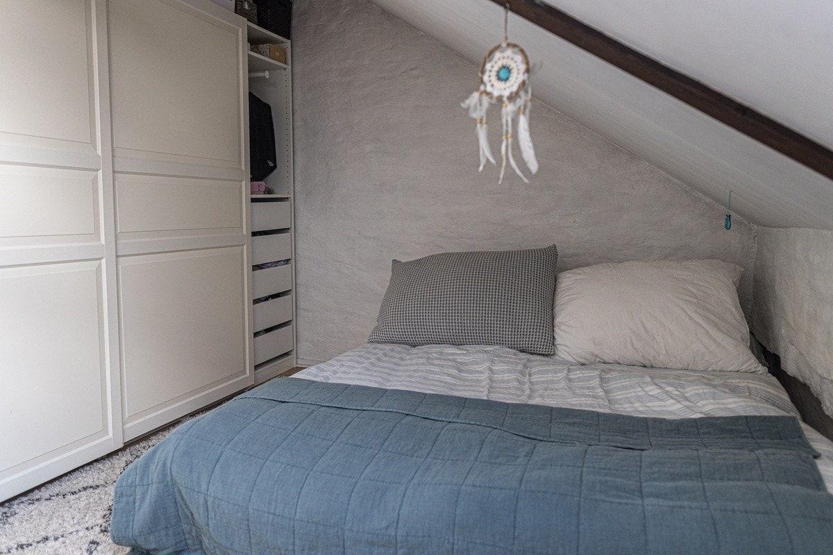 Soverom (seng har fått bein og flyttet under vindu)) Galleribilde