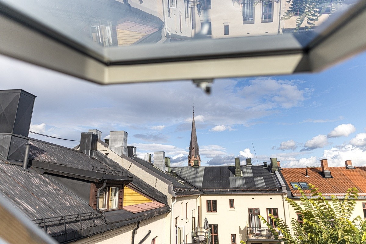 Utsikt over Paulus Kirke fra stuen Galleribilde