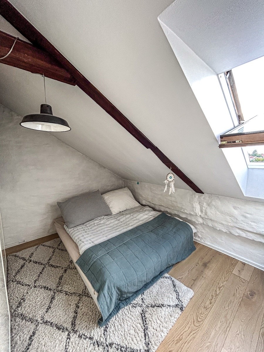 Soverom (seng har fått bein og flyttet under vindu) Galleribilde