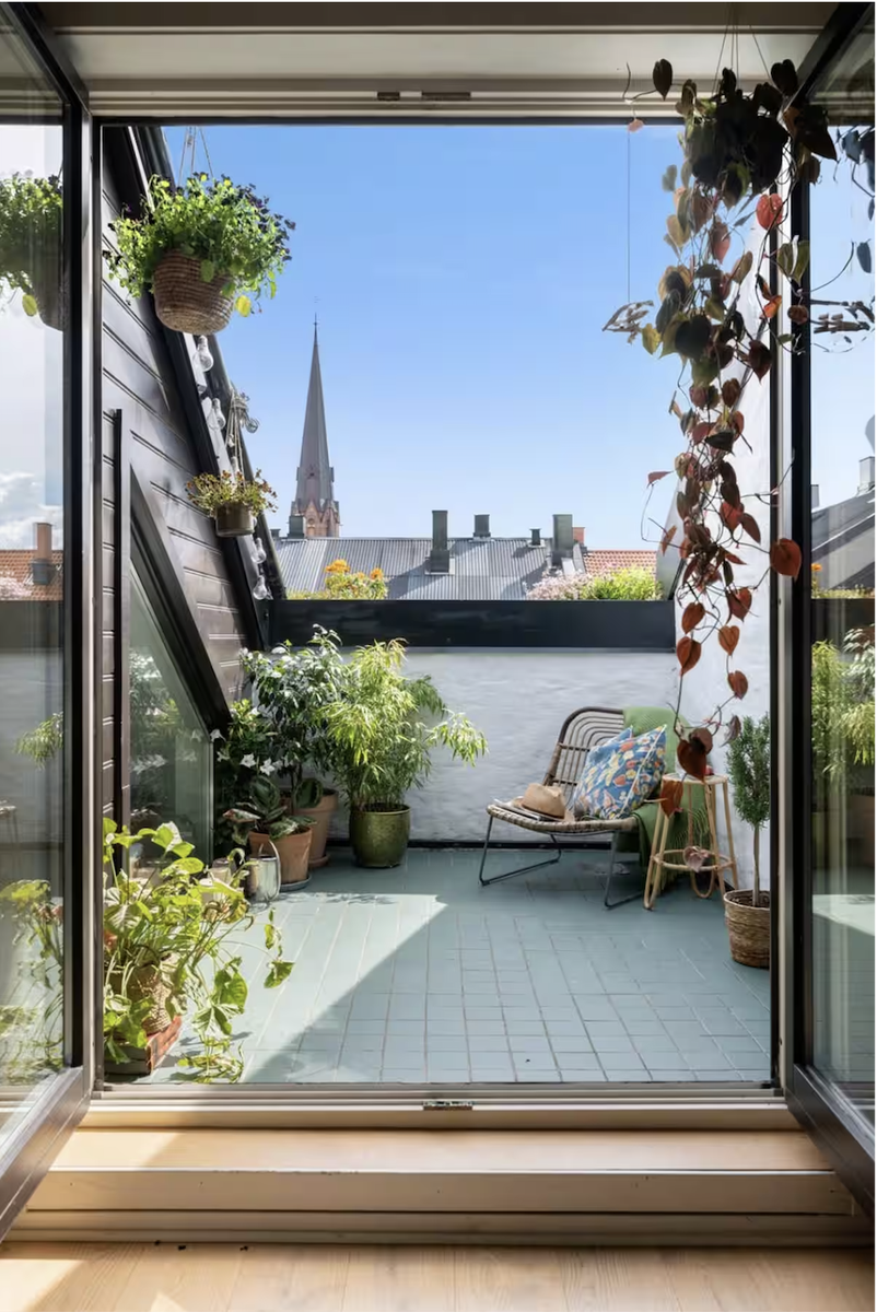 Kommet opp en gassgrill, sofakrok og mosaikbord Galleribilde