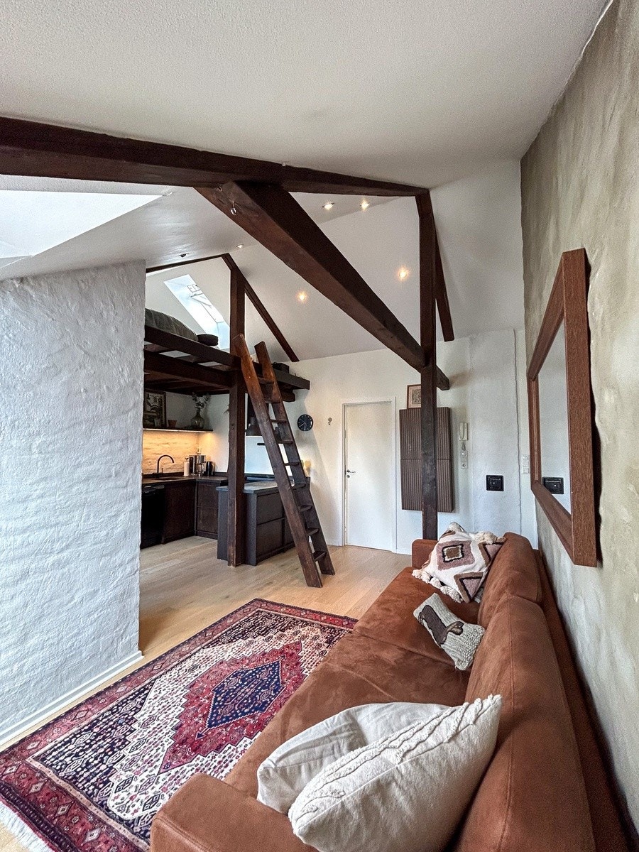 Stue (veggmontert TV på vegg forran sofa) Galleribilde